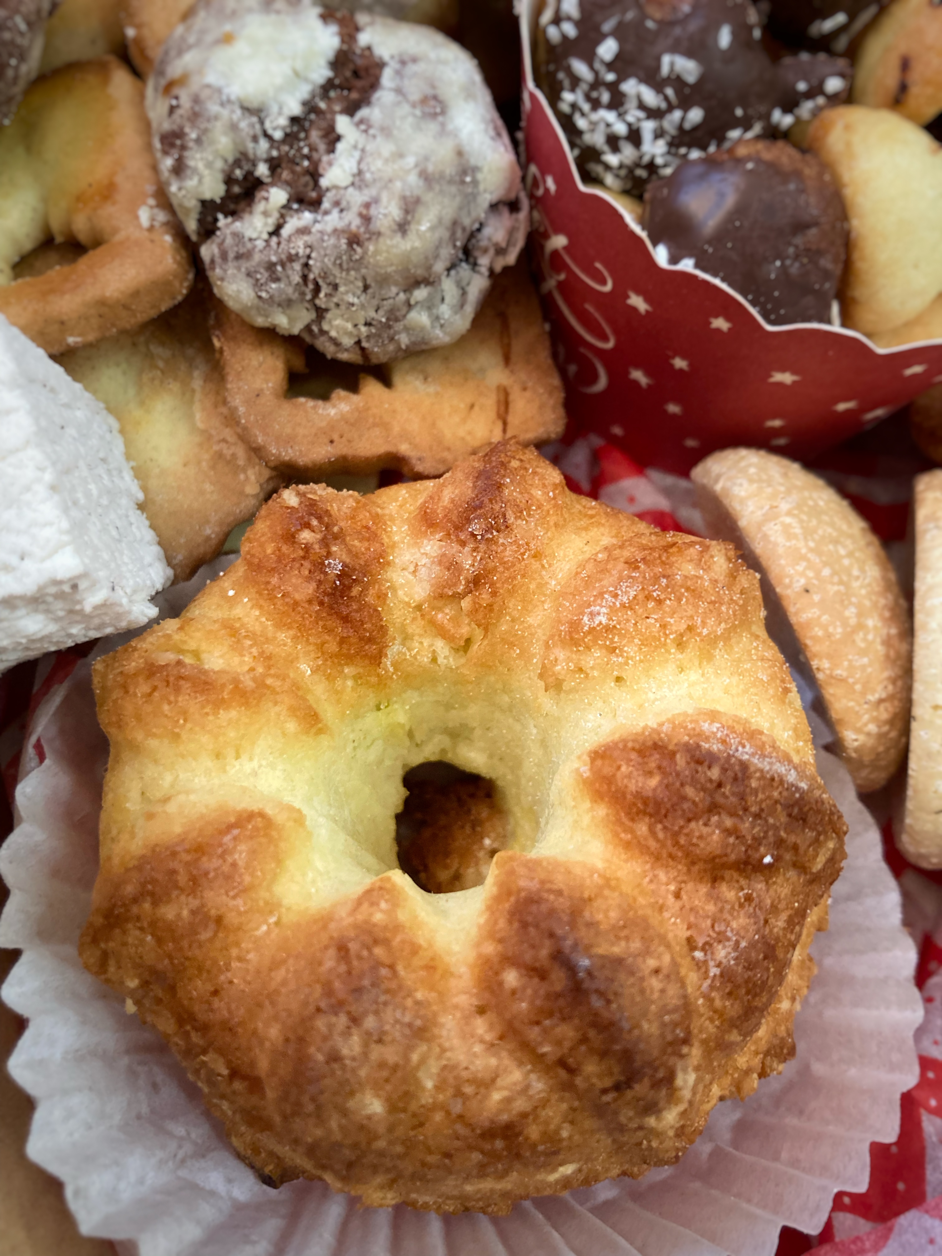 Un mini moelleux à la noix de coco dans un panier gourmand