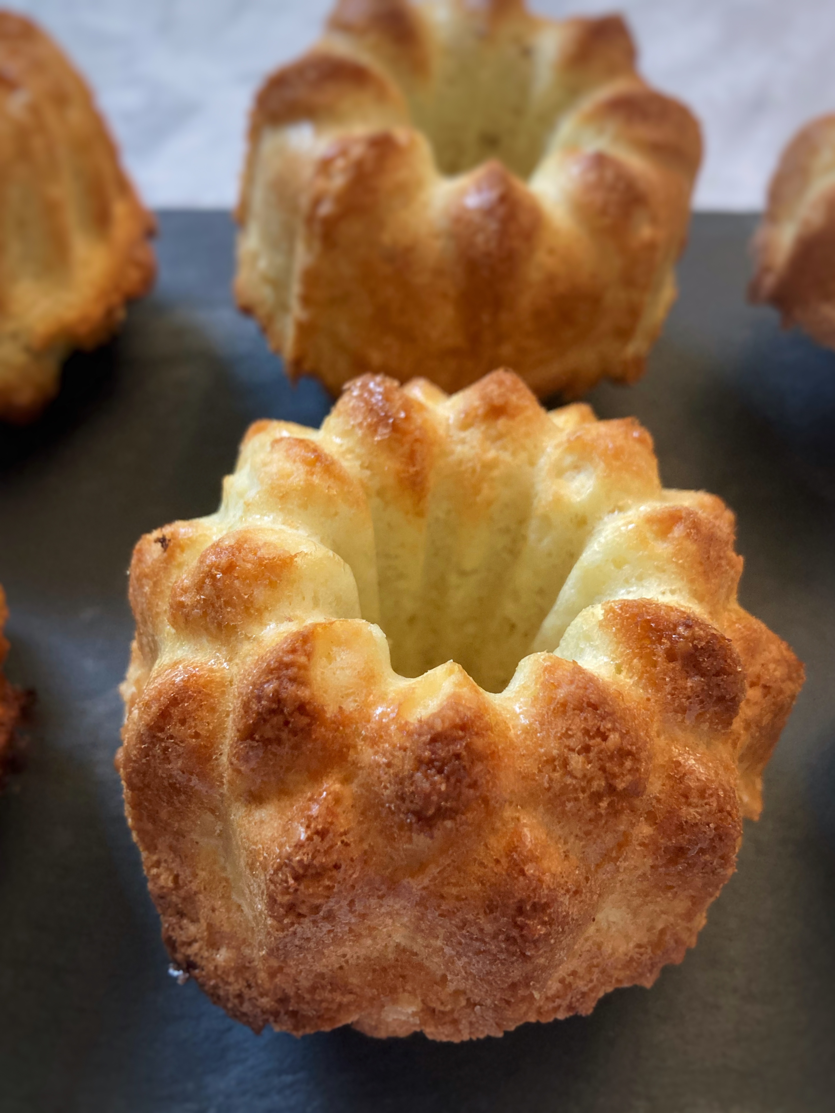 Un mini moelleux à la noix de coco vu de près.